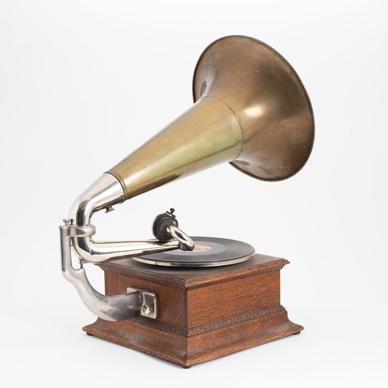 An Exhibition Gramophone & Typewriter LTD horn gramophone, United States, early 20th century.