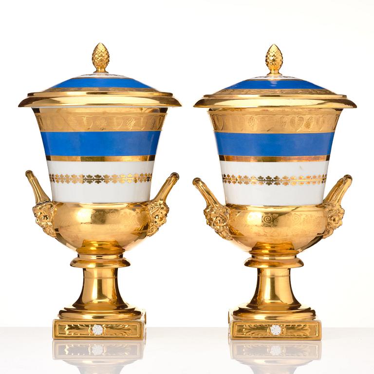 A pair of Empire urns with cover, early 19th Century.