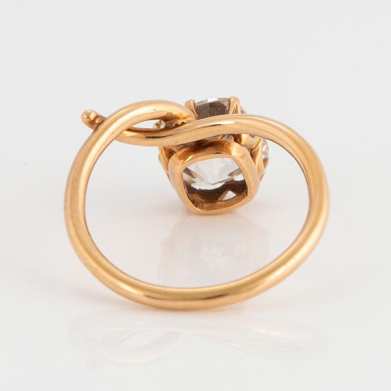 Ring 14K guld med en gammalslipad cushionformad diamant ca 3.50 ct kvalitet ca J/K vs.