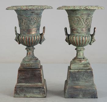 URNOR PÅ SOCKEL, metall, 1900/2000-tal.