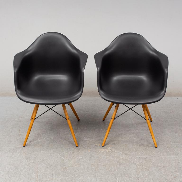 CHARLES & RAY EAMES, karmstolar, 1 par, "DAW", Vitra, 2017.