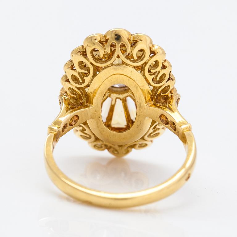 Ring, 18K guld, diamanter ca 1.10 ct totalt och gula safirer.