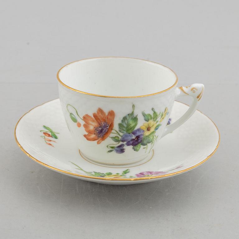 A 23-piece tea/coffee porcelain service, "Sachisk Blomst", Bing & Grøndahl, Denmark.