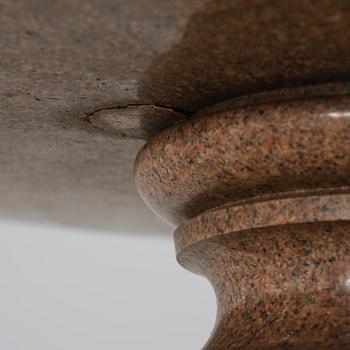 A massive Gardenurn, red Bohus granite, made circa 1905. Empire style.