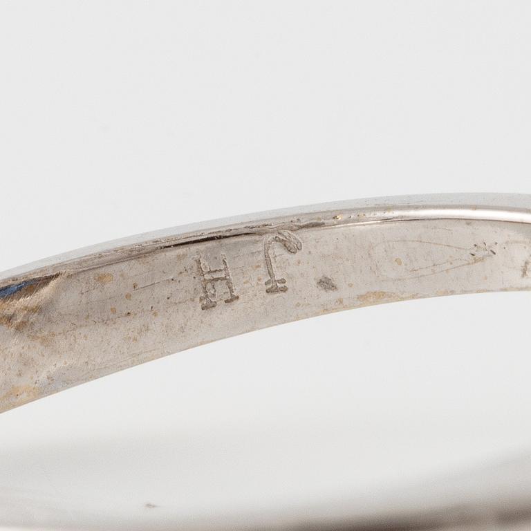 Ring, carmosé, 14K vitguld med safir och briljantslipade diamanter.