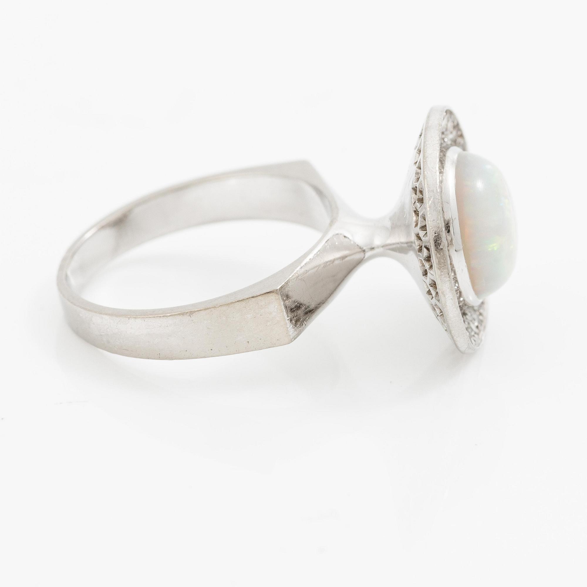 A ring 18K white gold set with an opal and eight-cut diamonds. CF Carlman, Stockholm 1973.
