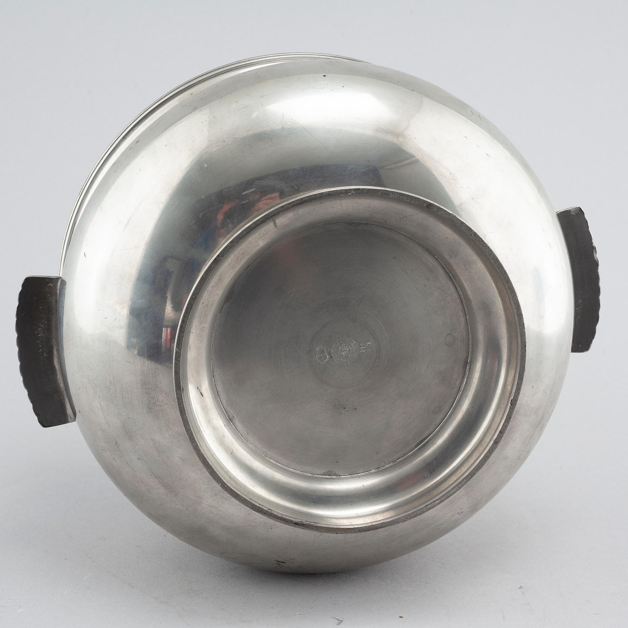 Terrin med lock, tenn, modell 277, Firma Svenskt Tenn, 1926. Lockknoppen troligtvis formgiven av Anna Petrus.