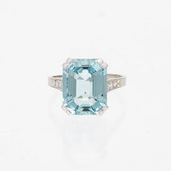 Ring platina med trappslipad akvamarin och enkelslipade diamanter CG Hallberg Stockholm 1948.