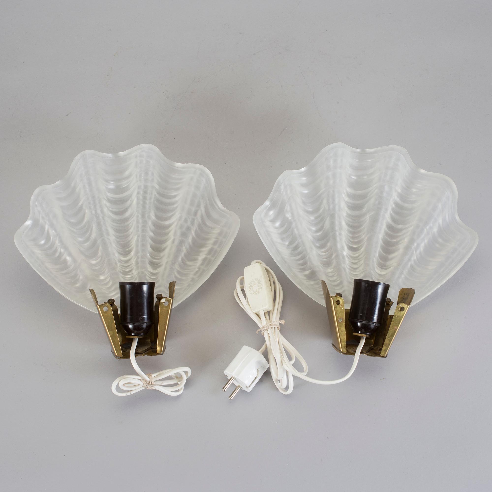 VÄGGLAMPOR, ett par, 1900-talets andra hälft.