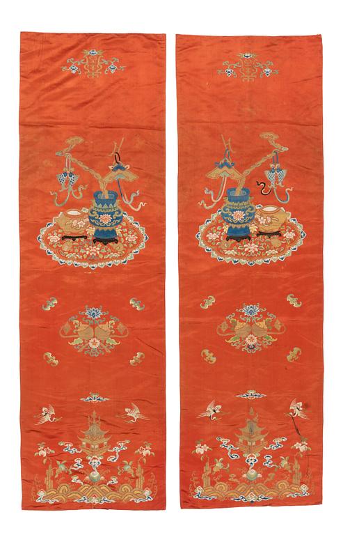 Paneler, två stycken, broderat siden. Qingdynastin, 1800-tal.