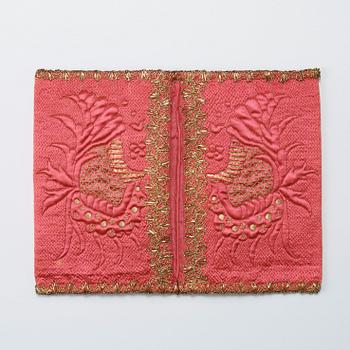 A WALLET, SILK. 17 x 11 cm. Sweden around the middle of the 18th century.