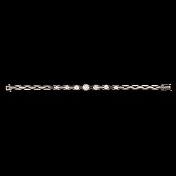 ARMBAND, 18 k vitguld, briljantslipade diamanter totalt ca 3.10 ct. Total vikt ca 17,9 g.