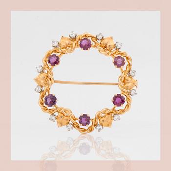 BROSCH, W.A Bolin, Stockholm, 1948, med diamanter samt rubiner.