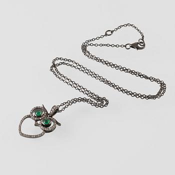 HÄNGE, 18K svärtat guld med briljantslipade diamanter ca 0.24 ct samt caboschonslipade smaragder ca 0.15 ct. Vikt 3,9 g.