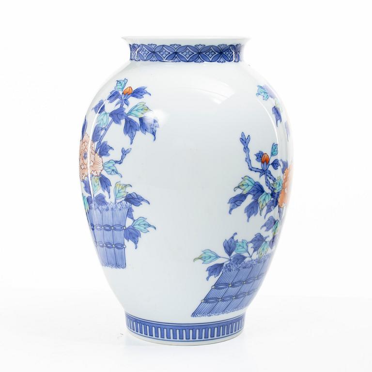 A Japanese kakiemon vase, 20th century.