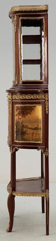 VITRINSKÅP, Louis XVI stil, 1900-talets första hälft.