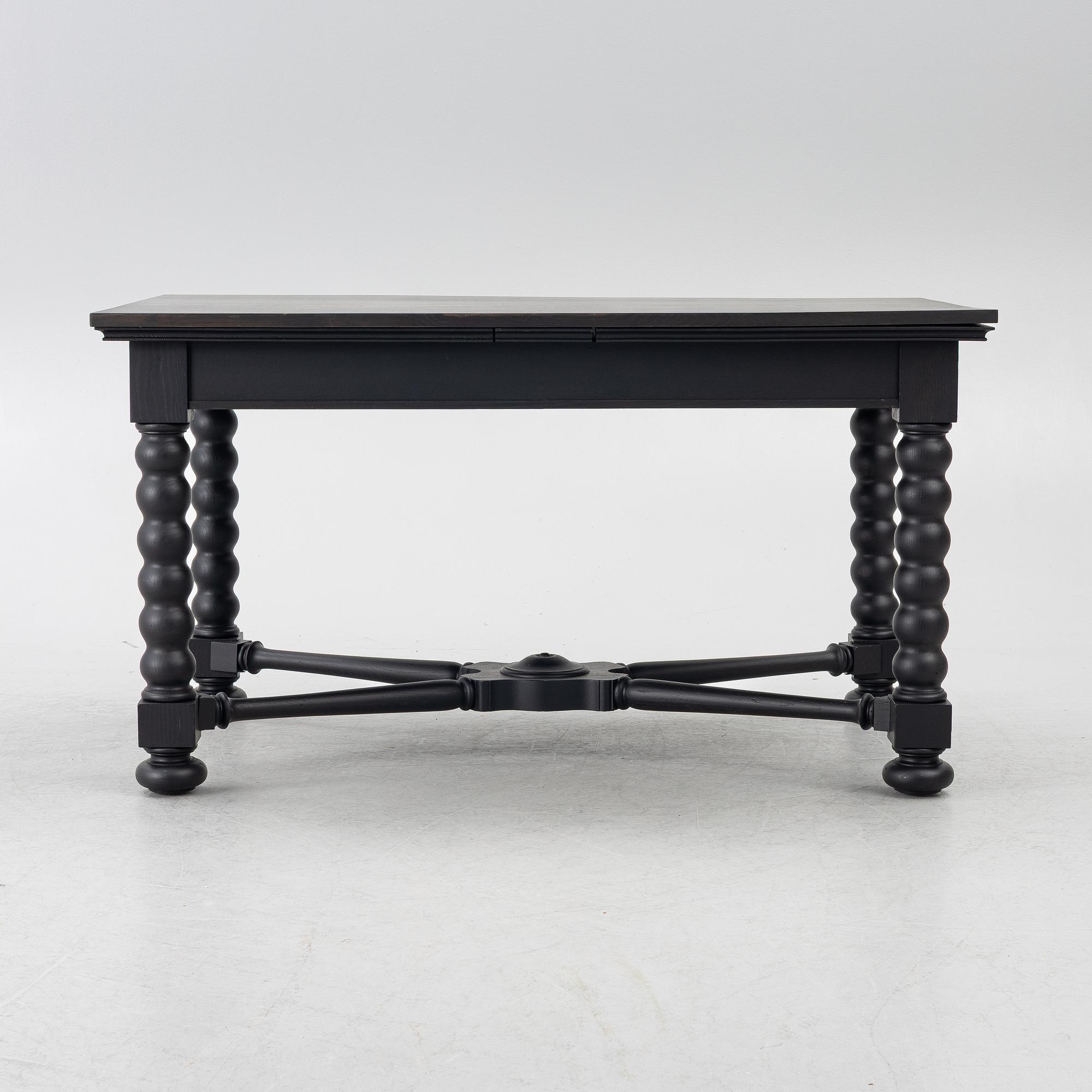 Dining table, first half of the 20th century.