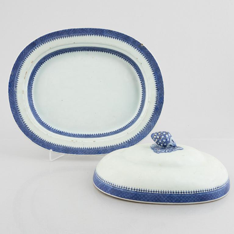 Uppläggningsfat med lock, exportporslin, Kina, omkring år 1800.