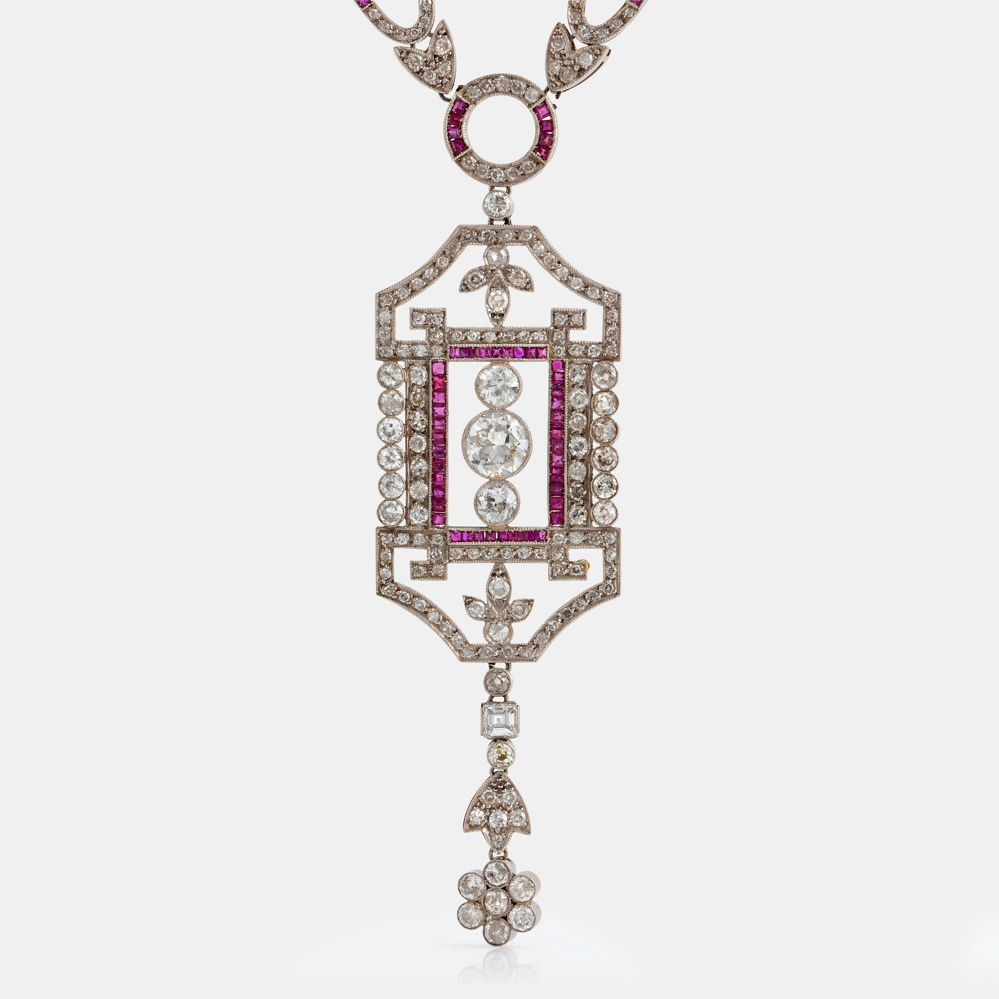 Collier platina med gammal- och åttkantslipade diamanter samt rubiner, Art Deco.