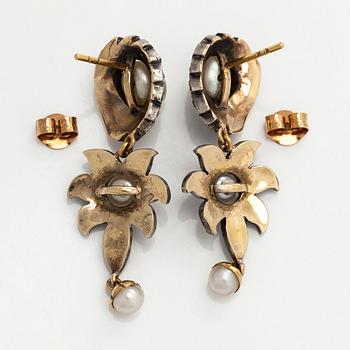 Örhängen med pärlor och rosenslipade diamanter.
