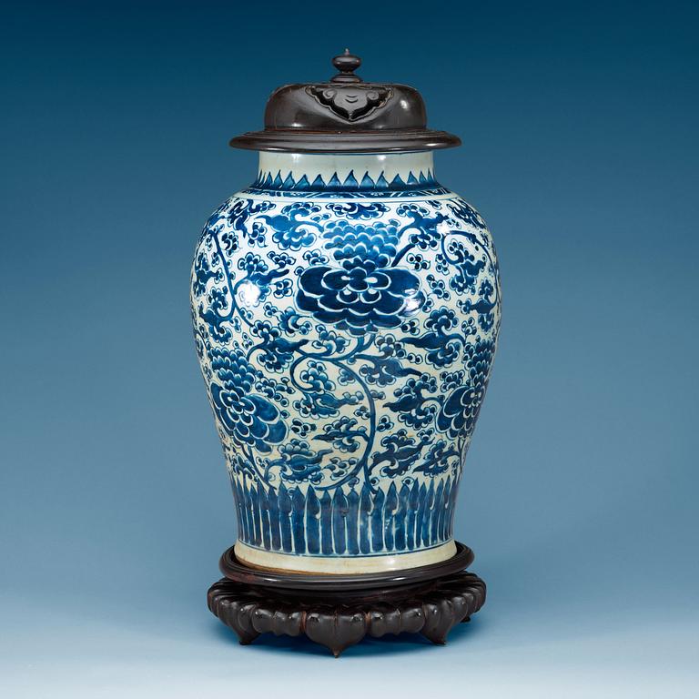 A large blue and white jar, Qing dynasty, Kangxi (1662-1722).