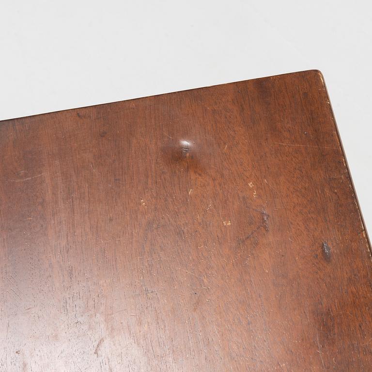 A mahogany veneer card table, late 18th century.