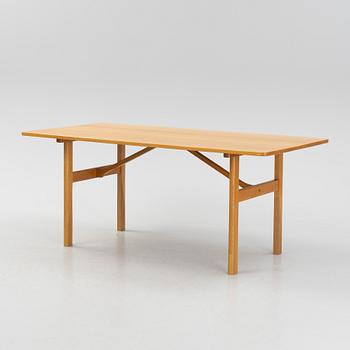 Børge Mogensen, a model 6284 oak dining table, Fredericia Stolefabrik, Denmark.