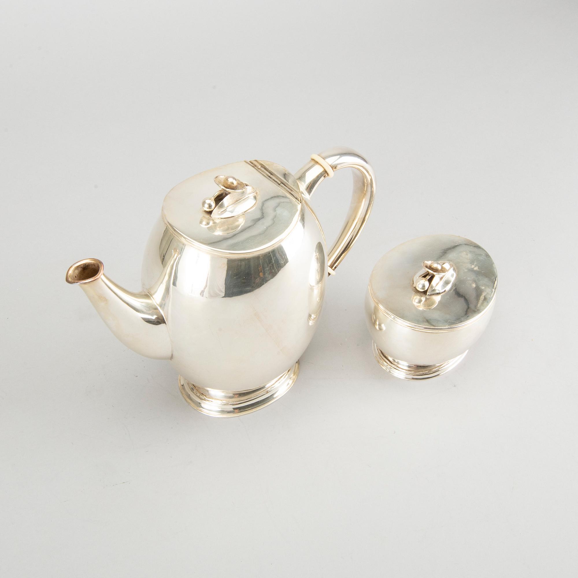 KAFFEKANNA och SOCKERSKÅL, silver, Sven-Arne Gillgren för GAB, Stockholm 1900-talets mitt. Total vikt ca 720 gram.