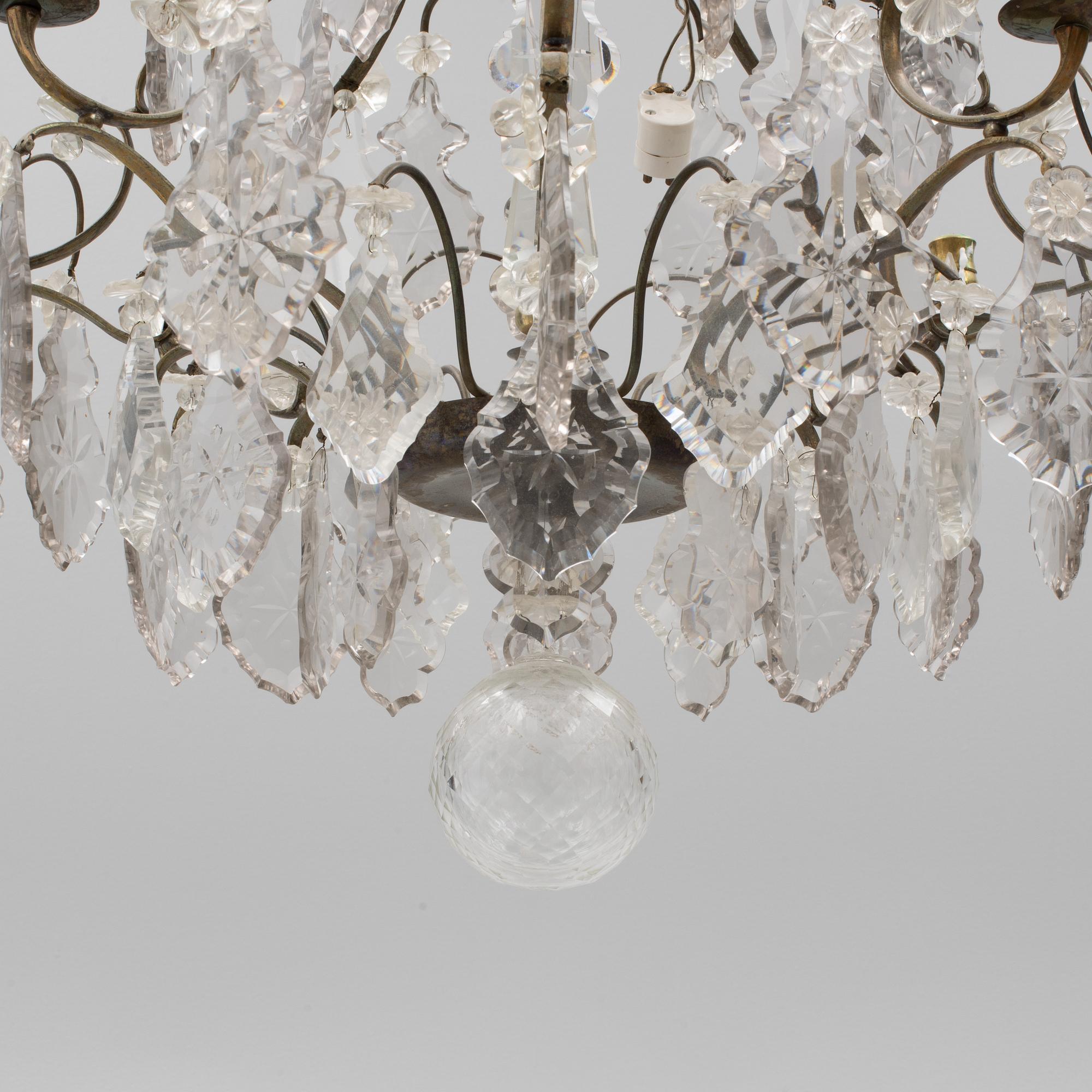A Rococo style chandelier, early 20th century.