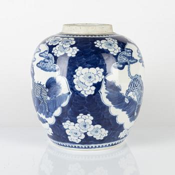 A blue and white Chinese jar, late Qing/around 1900.