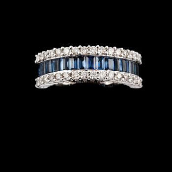 RING, 18k vitguld med 34 briljantslipade diamanter, ca 0.64 ct samt 15 blå safirer, ca 1.54 ct. Vikt 7 g.