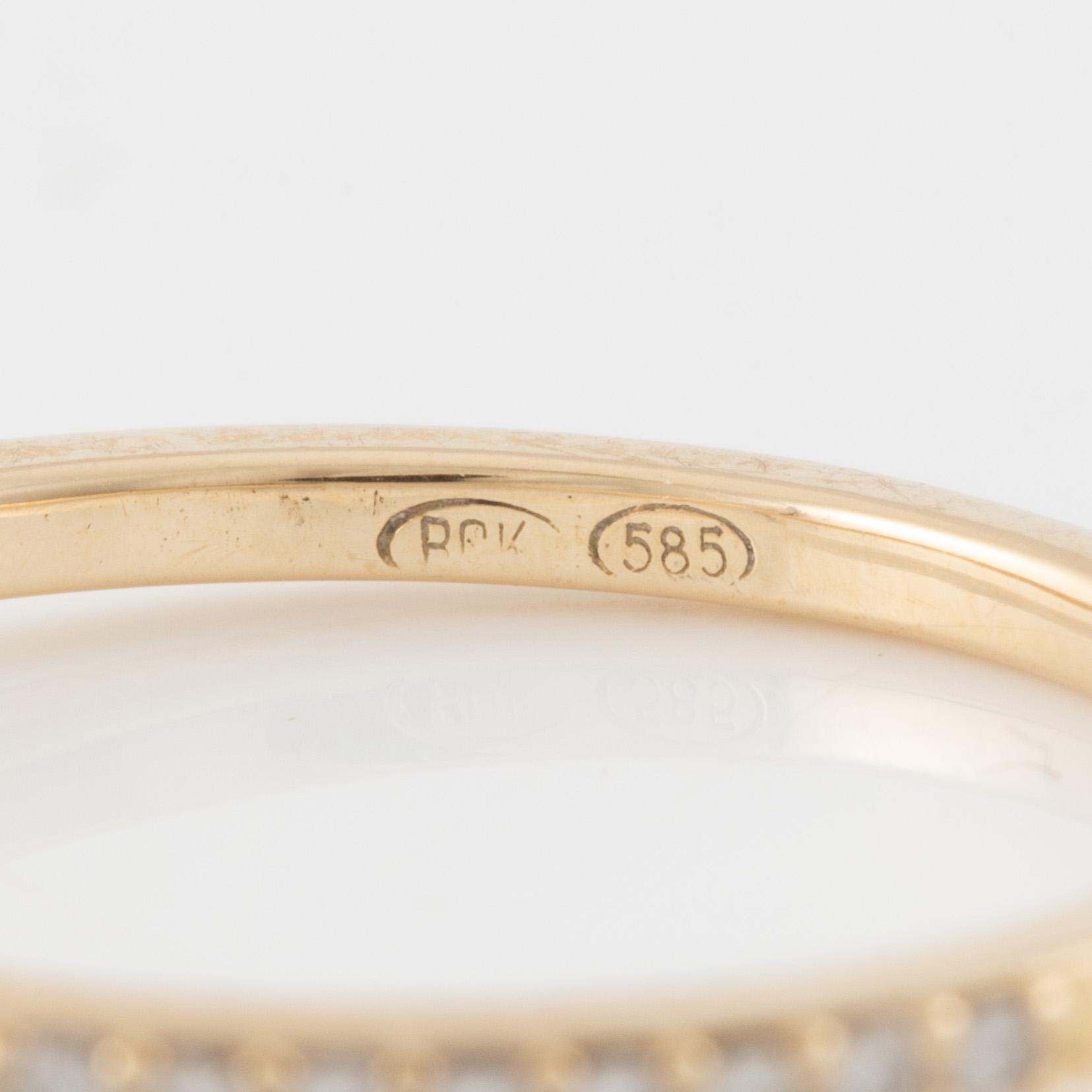 Ring in 14K gold set with brilliant-cut diamonds.