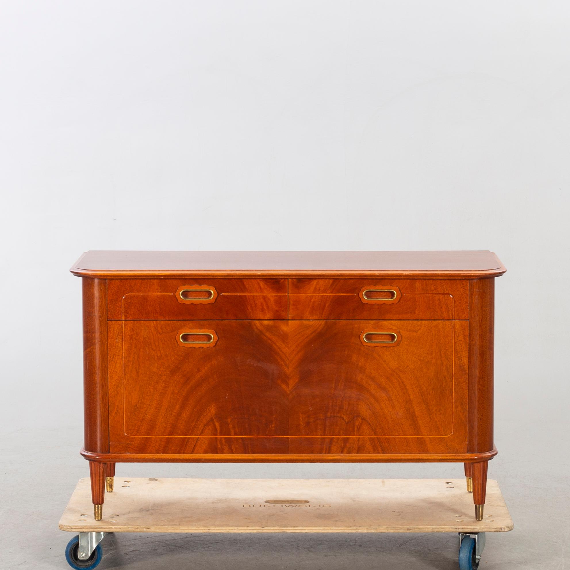 SIDEBOARD, 1900-talets mitt.