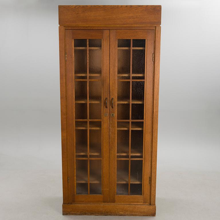 An early 20th century display cabinet for the Finnish State Railways.