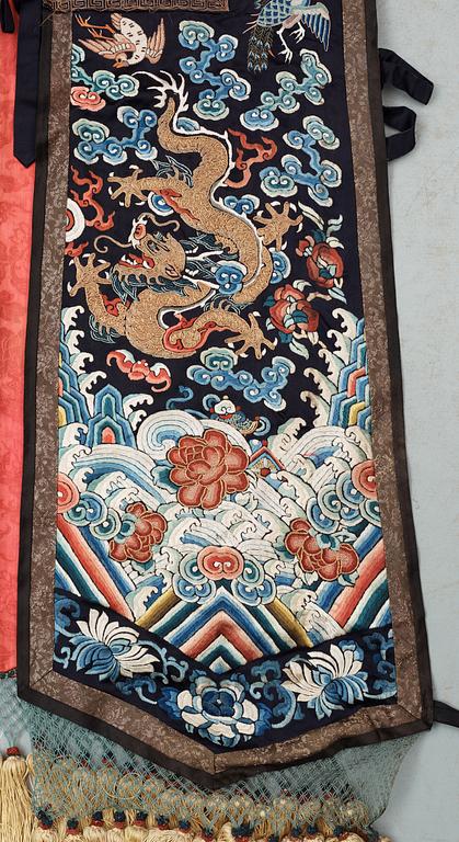 WAISTCOAT, silk. Height 105 cm. China around 1900, late Qing.