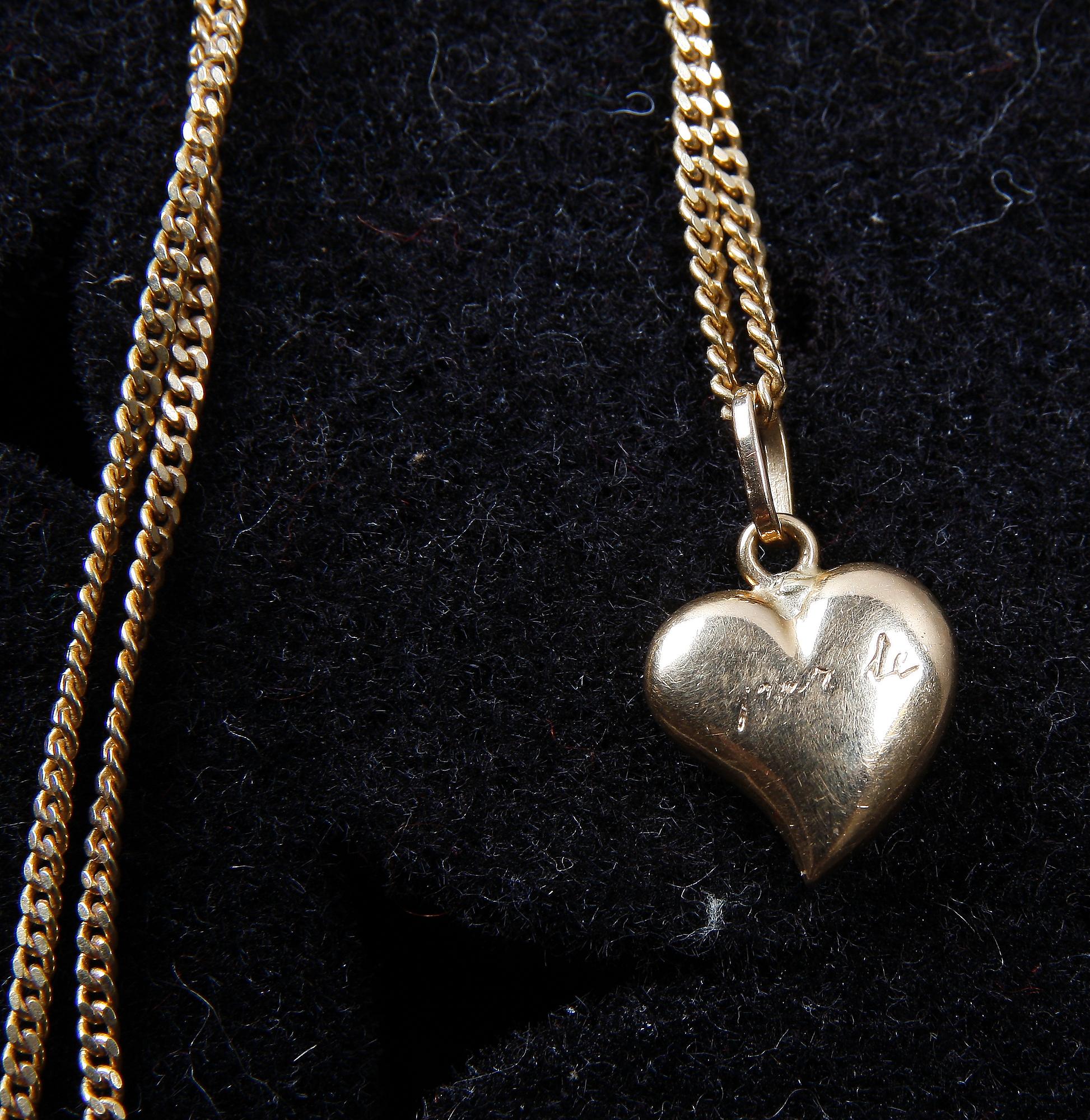 PARTI SMYCKEN, 6 stycken, guld o stenar. Tot vikt ca 24 gram.