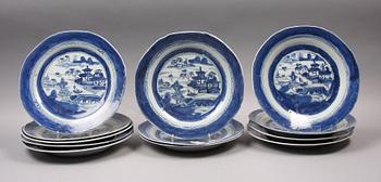 TALLRIKAR, 12 st samt ASSIETTER, 4 st, porslin, Kina, 1700-1800-tal.