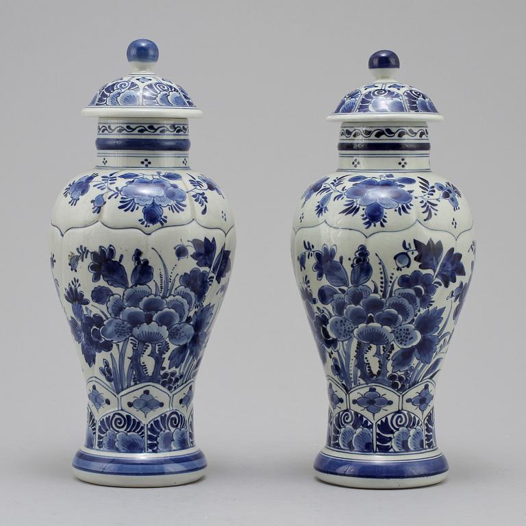 LOCKURNONR, ett par, fajans, Delft, 1900-talets första hälft.