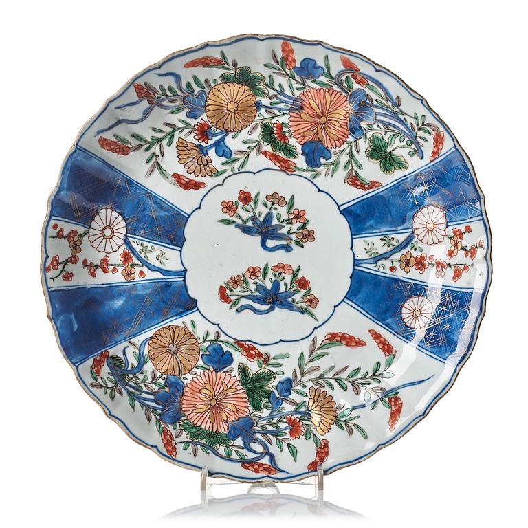 An imari verte dish, Qing dynasty, Kangxi (1662-1722).