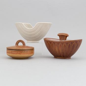 Gunnar Nylund, a set of two stoneware lidded bowls and a bowl, Rörstrand 1940's.