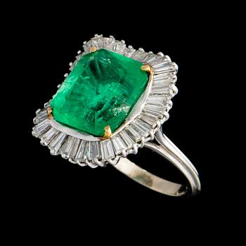 A RING, 18K white gold, emerald, baguette cut diamonds. Weight c. 7.6 g.