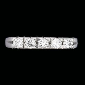 RING, 18k vitguld med briljantslipade diamanter tot ca 0,42ct enligt gravyr. Vikt 4,1g.