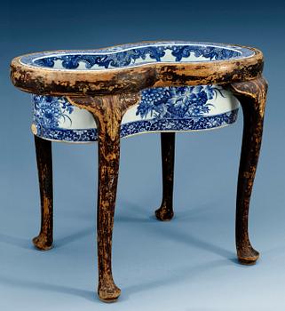 A blue and white bidé with a lacquered 
wooden stand, Qing dynasty, Qianlong (1736-95).