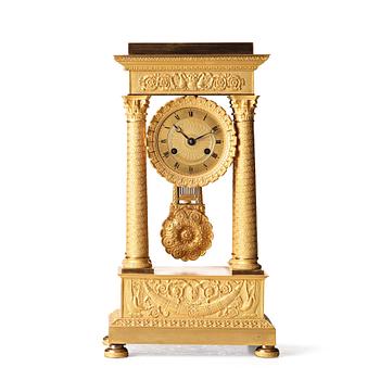 104. A Empire early 19th century gilt bronze mantel clock.