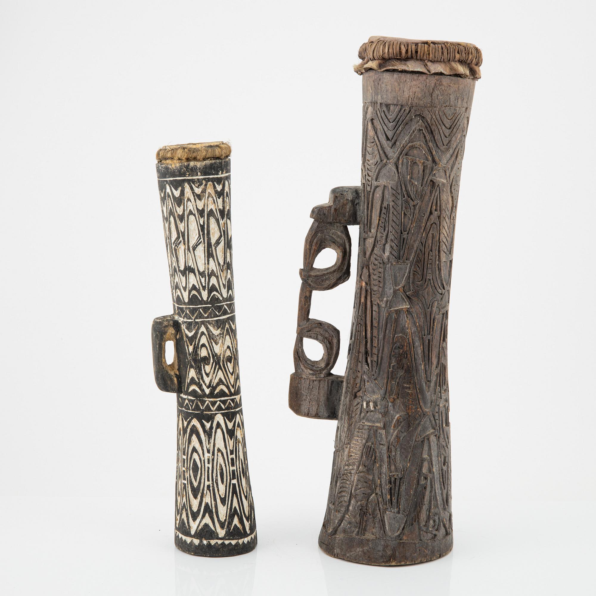 Trummor, två stycken, trä. Asmat, Indonesien, Jakarta, 1900-tal.