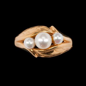 RING samt ÖRHÄNGEN, 18k guld med pärlor, 1960-67. Tot ca 5 gr.