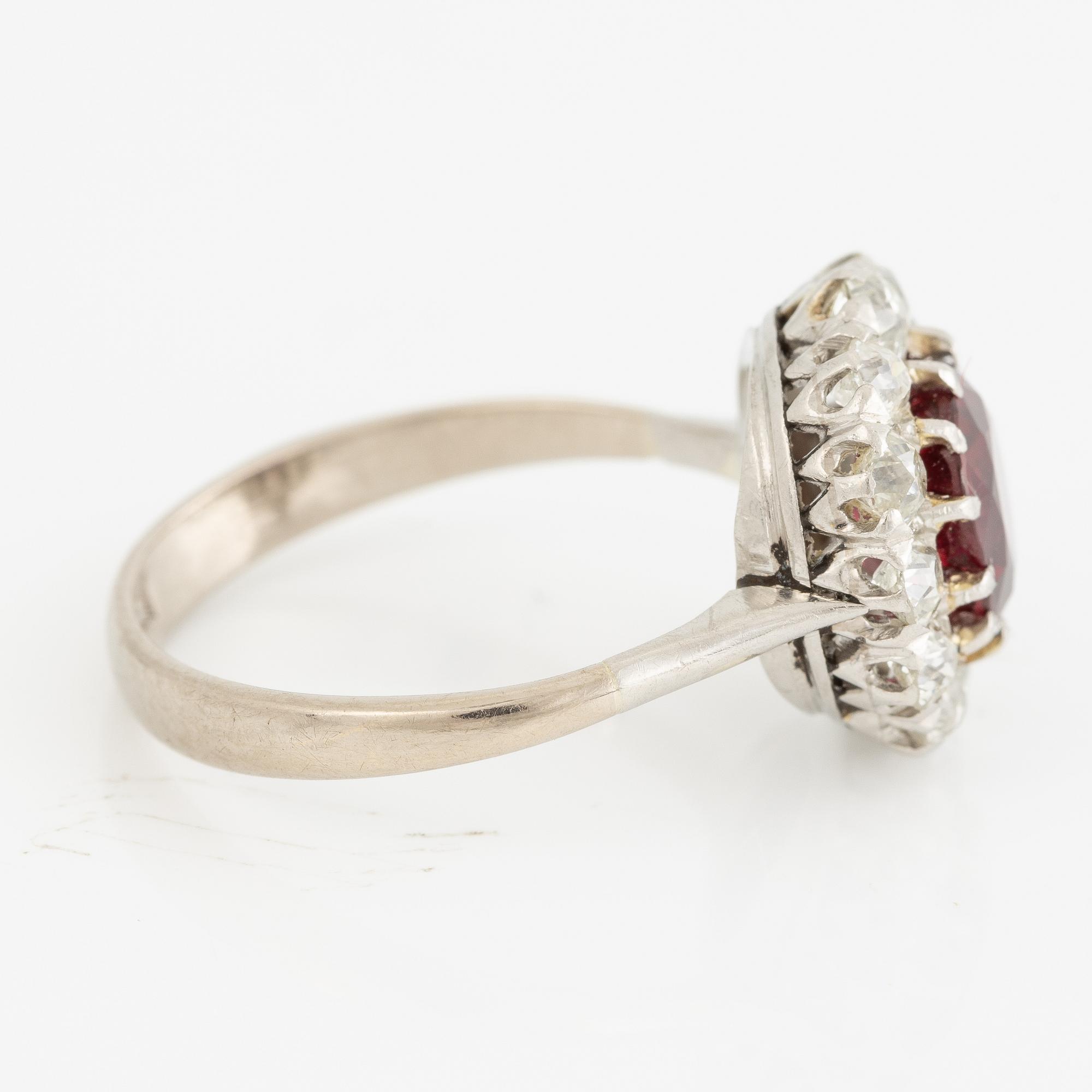 Ring, carved, 18K white gold with a ruby and old-cut diamonds.
