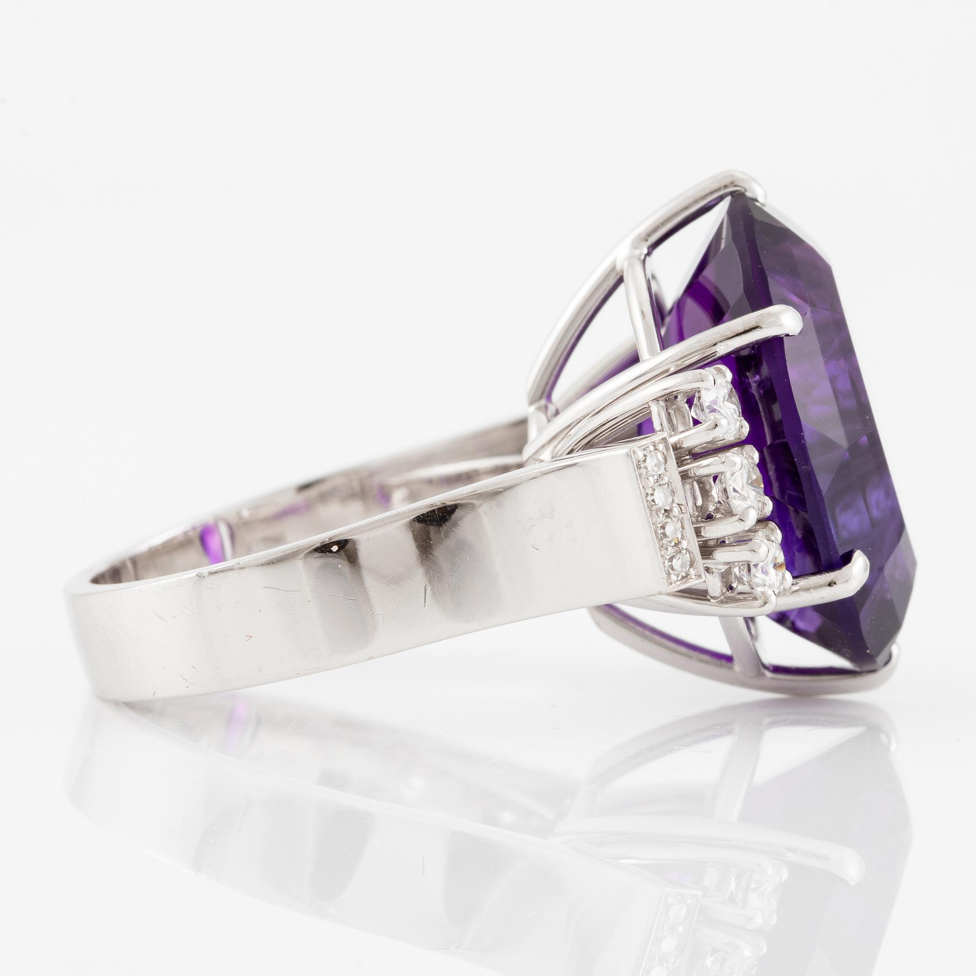 Ring 18K vitguld med en fasettslipad ametist samt runda och åttkantslipade diamanter, CF Carlman.