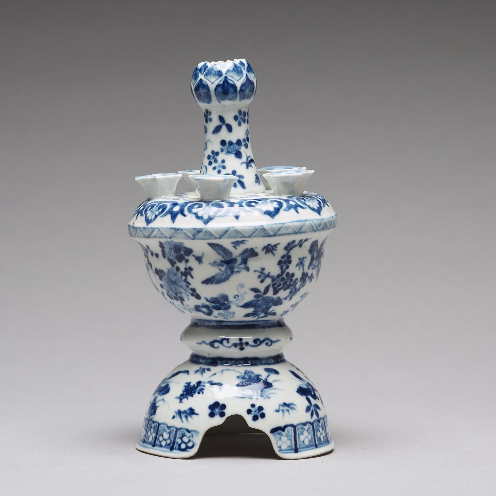 A blue and white tulip vase, Qing dynasty, 19th Century.
