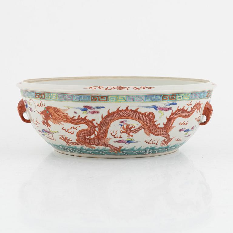 A famille rose 'dragon' bowl, late Qing dynasty/around 1900.